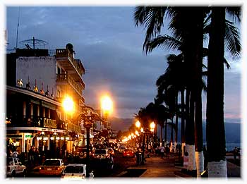Puerto Vallarta Malecon bei Nacht