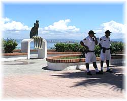 Puerto Vallarta - Polizei an der Strandpromenade, im Schatten unter Palmen